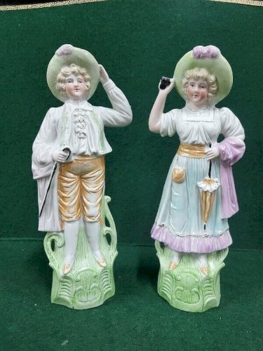 PAIRE DE FIGURINES EN PORCELAINE DE 25 CM DE HAUT