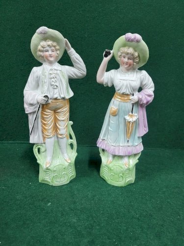 PAIRE DE FIGURINES EN PORCELAINE DE 25 CM DE HAUT