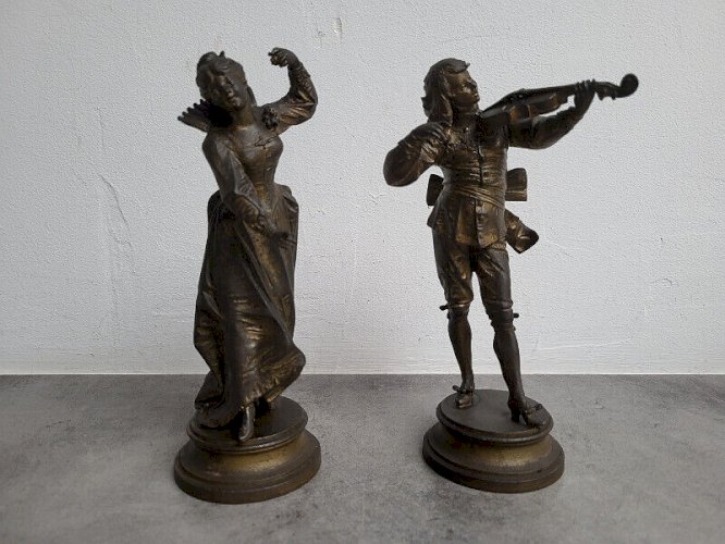 PAIRE DE FIGURINES PERSONNAGES MUSICIENS EN REGULE