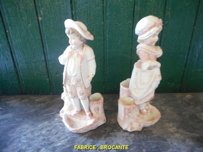 PAIRE DE FIGURINES VASE EN BISCUIT COLORISE