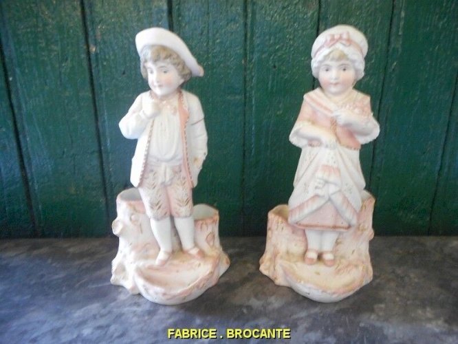 PAIRE DE FIGURINES VASE EN BISCUIT COLORISE
