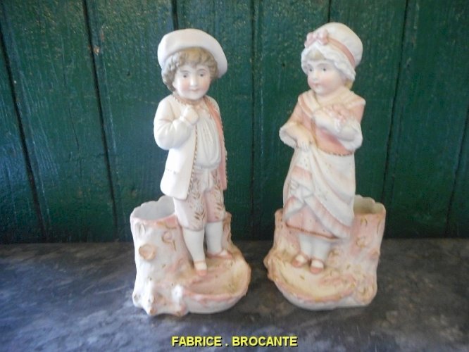 PAIRE DE FIGURINES VASE EN BISCUIT COLORISE