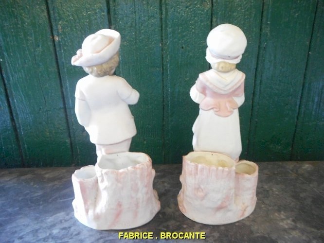 PAIRE DE FIGURINES VASE EN BISCUIT COLORISE