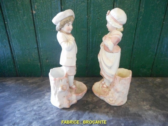 PAIRE DE FIGURINES VASE EN BISCUIT COLORISE