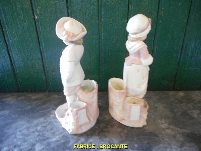 PAIRE DE FIGURINES VASE EN BISCUIT COLORISE