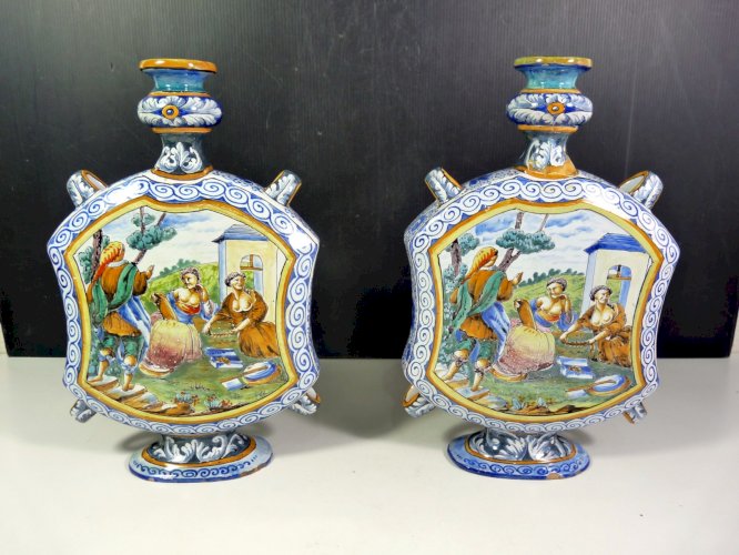 Paire de gourdes faïence Blois ? XIX° décor majolique signées H - 29 cm