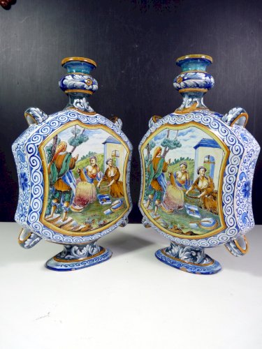 Paire de gourdes faïence Blois ? XIX° décor majolique signées H - 29 cm