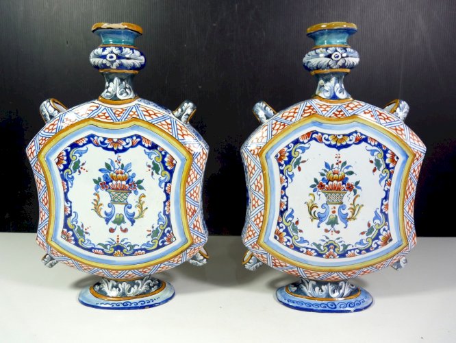 Paire de gourdes faïence Blois ? XIX° décor majolique signées H - 29 cm