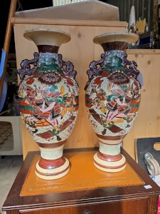 Paire de grands vases japonais Satsuma signés – 48 cm – décor samouraïs dorés –