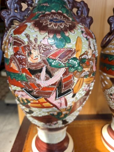 Paire de grands vases japonais Satsuma signés – 48 cm – décor samouraïs dorés –