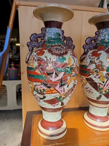 Paire de grands vases japonais Satsuma signés – 48 cm – décor samouraïs dorés –