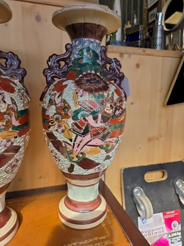 Paire de grands vases japonais Satsuma signés – 48 cm – décor samouraïs dorés –