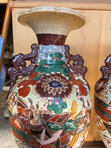 Paire de grands vases japonais Satsuma signés – 48 cm – décor samouraïs dorés –