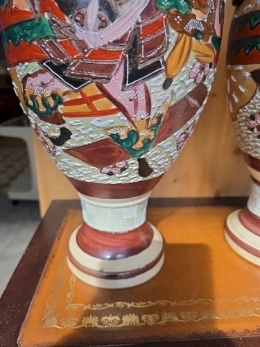 Paire de grands vases japonais Satsuma signés – 48 cm – décor samouraïs dorés –
