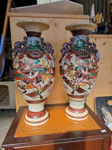 Paire de grands vases japonais Satsuma signés – 48 cm – décor samouraïs dorés –