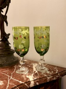 Paire de grands verres à pied anciens - Verre vert, motifs peints à la main et dorures