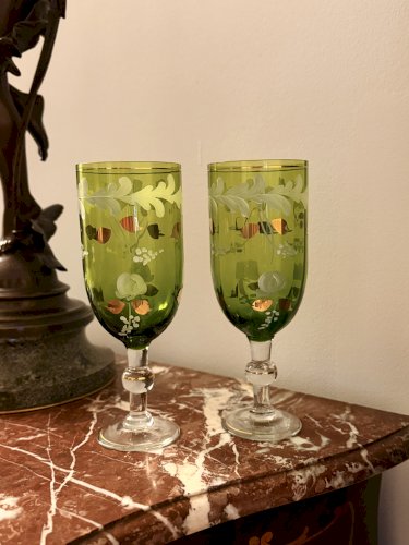 Paire de grands verres à pied anciens - Verre vert, motifs peints à la main et dorures