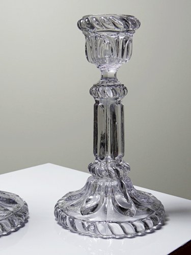 Paire de gros bougeoirs en verre pressé anciens Portieux