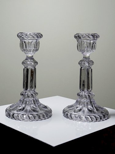 Paire de gros bougeoirs en verre pressé anciens Portieux