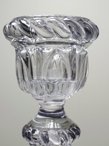 Paire de gros bougeoirs en verre pressé anciens Portieux
