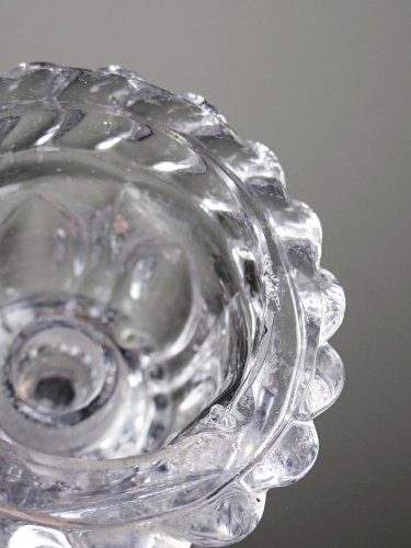 Paire de gros bougeoirs en verre pressé anciens Portieux