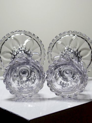 Paire de gros bougeoirs en verre pressé anciens Portieux