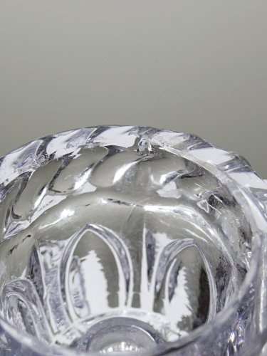 Paire de gros bougeoirs en verre pressé anciens Portieux