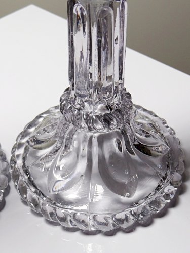 Paire de gros bougeoirs en verre pressé anciens Portieux
