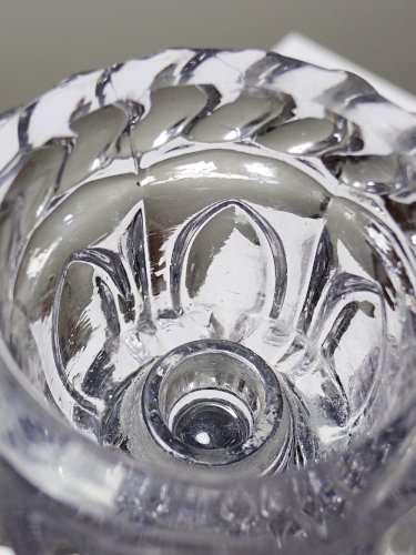 Paire de gros bougeoirs en verre pressé anciens Portieux