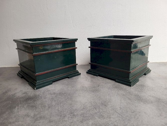 PAIRE DE JARDINIERES EN BOIS LAQUE VERTE ET ROUGE