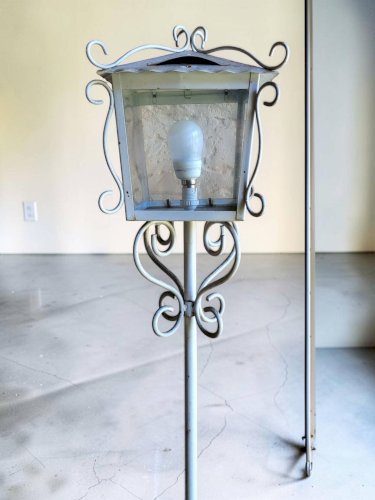 Paire de lampadaires en fer forgé