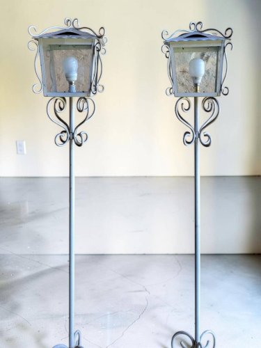 Paire de lampadaires en fer forgé