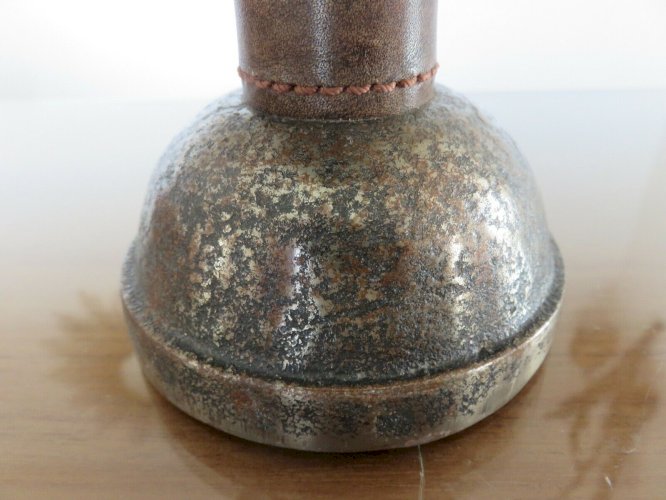 PAIRE DE LAMPES CUIR PIQUE SELLIER ET ACIER BRUT MARTELE - JACQUES ADNET - 30 40