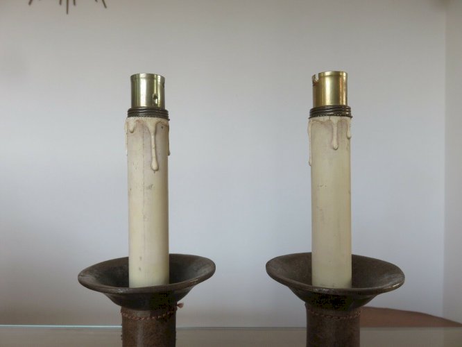 PAIRE DE LAMPES CUIR PIQUE SELLIER ET ACIER BRUT MARTELE - JACQUES ADNET - 30 40