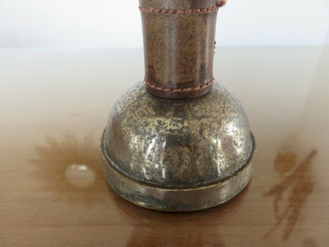 PAIRE DE LAMPES CUIR PIQUE SELLIER ET ACIER BRUT MARTELE - JACQUES ADNET - 30 40