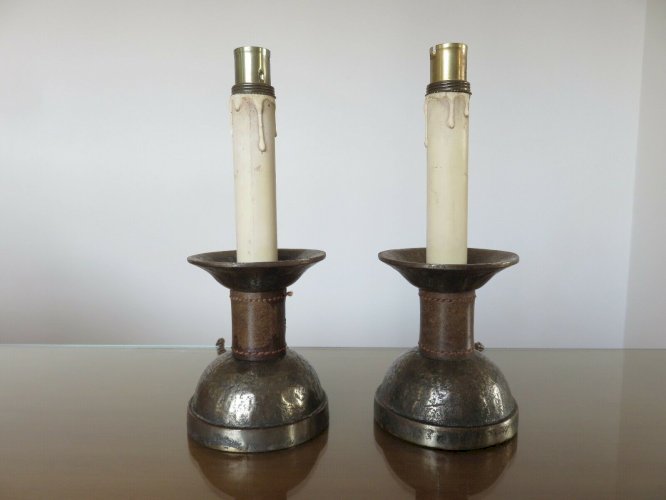 PAIRE DE LAMPES CUIR PIQUE SELLIER ET ACIER BRUT MARTELE - JACQUES ADNET - 30 40