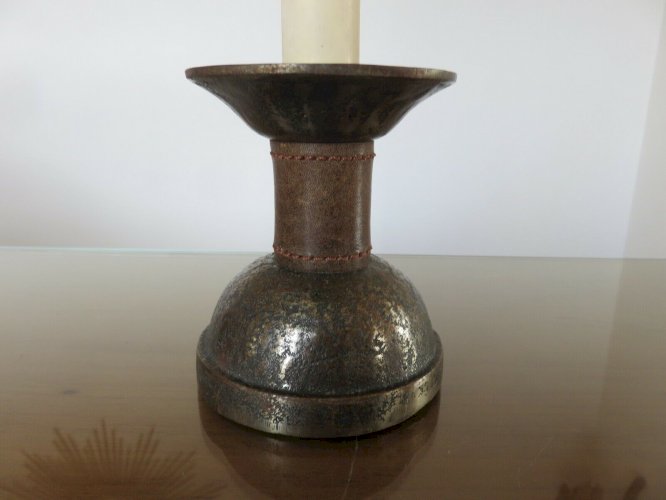 PAIRE DE LAMPES CUIR PIQUE SELLIER ET ACIER BRUT MARTELE - JACQUES ADNET - 30 40