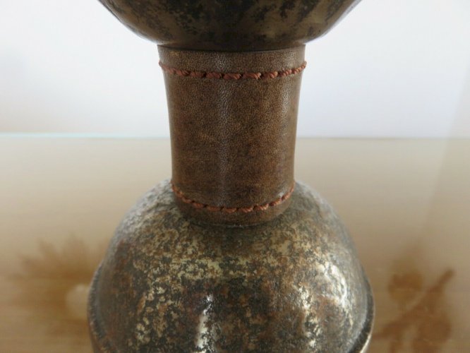 PAIRE DE LAMPES CUIR PIQUE SELLIER ET ACIER BRUT MARTELE - JACQUES ADNET - 30 40