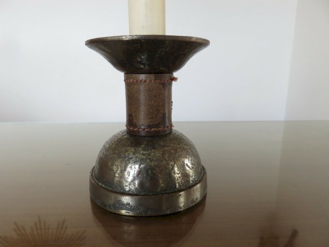 PAIRE DE LAMPES CUIR PIQUE SELLIER ET ACIER BRUT MARTELE - JACQUES ADNET - 30 40