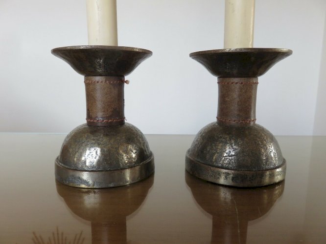 PAIRE DE LAMPES CUIR PIQUE SELLIER ET ACIER BRUT MARTELE - JACQUES ADNET - 30 40