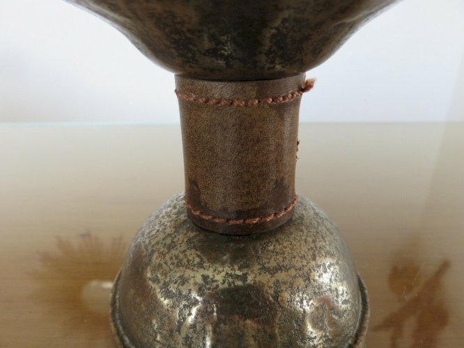 PAIRE DE LAMPES CUIR PIQUE SELLIER ET ACIER BRUT MARTELE - JACQUES ADNET - 30 40