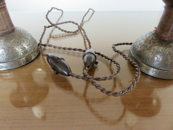 PAIRE DE LAMPES CUIR PIQUE SELLIER ET ACIER BRUT MARTELE - JACQUES ADNET - 30 40