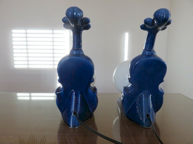 PAIRE DE LAMPES  VIOLONCELLE  EN CERAMIQUE BLEUE ET OPALINE ANNEES 70 80 