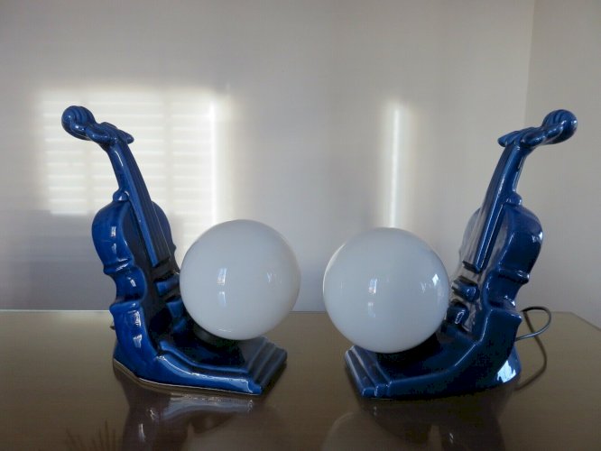 PAIRE DE LAMPES  VIOLONCELLE  EN CERAMIQUE BLEUE ET OPALINE ANNEES 70 80 