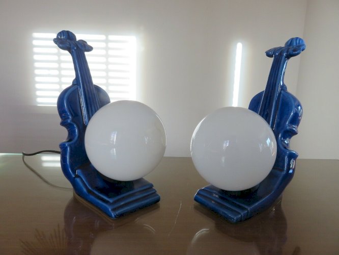 PAIRE DE LAMPES  VIOLONCELLE  EN CERAMIQUE BLEUE ET OPALINE ANNEES 70 80 