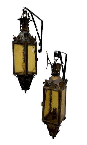 Paire de lanternes en tole laquée XX siècle