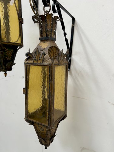 Paire de lanternes en tole laquée XX siècle