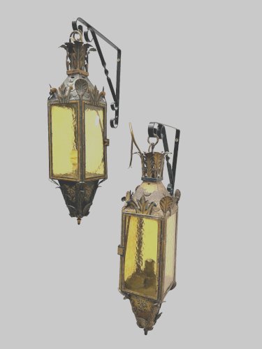 Paire de lanternes en tole laquée XX siècle