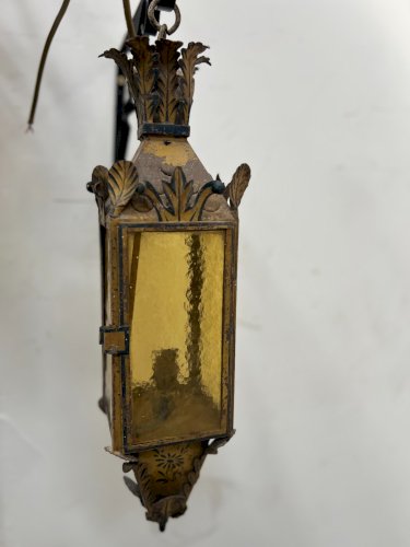 Paire de lanternes en tole laquée XX siècle