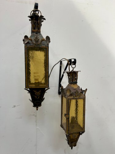 Paire de lanternes en tole laquée XX siècle